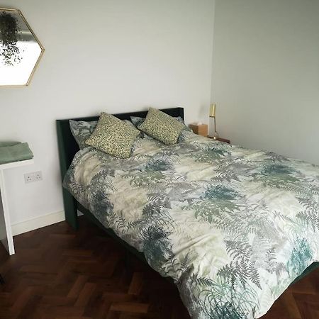 Stylish Apartment In Horsham With Parking And Own Entrance Екстериор снимка