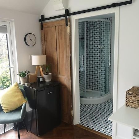 Stylish Apartment In Horsham With Parking And Own Entrance Екстериор снимка