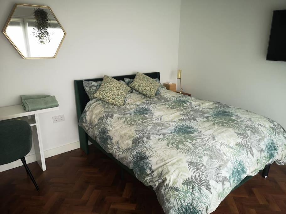 Stylish Apartment In Horsham With Parking And Own Entrance Екстериор снимка