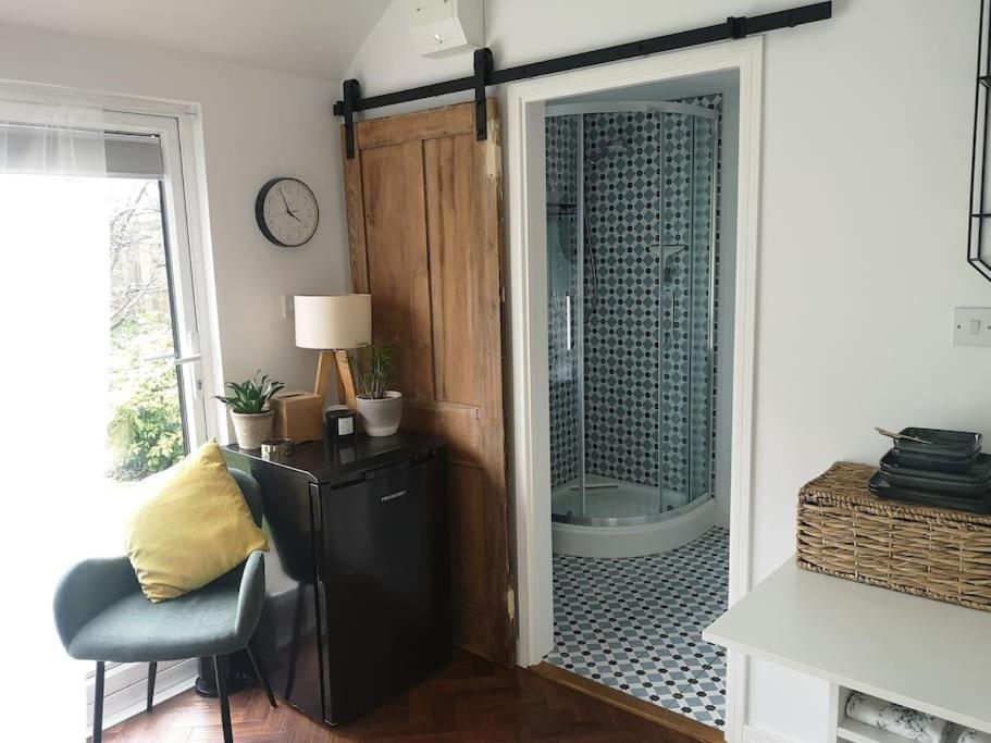 Stylish Apartment In Horsham With Parking And Own Entrance Екстериор снимка
