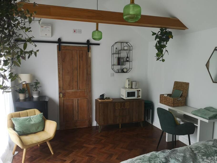 Stylish Apartment In Horsham With Parking And Own Entrance Екстериор снимка