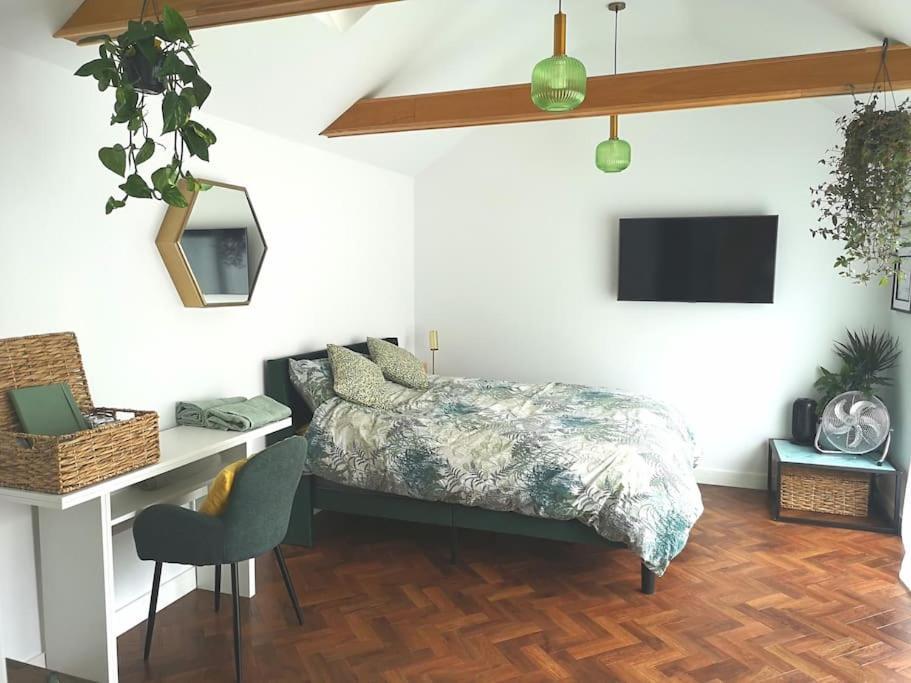 Stylish Apartment In Horsham With Parking And Own Entrance Екстериор снимка
